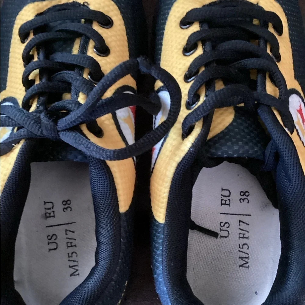 Pittsburgh Steelers SZ 8 sneaker fits more like a 7.5